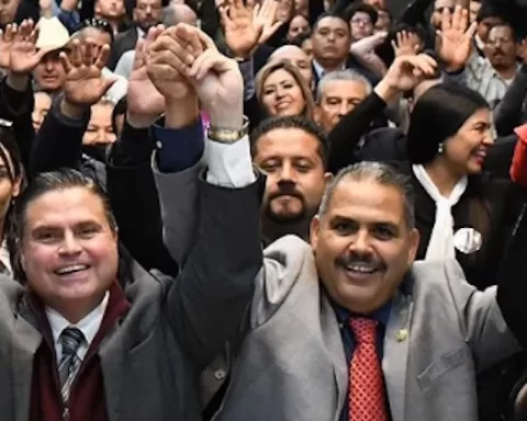 Juan Iván Peña, presidente de México Republicano, con el dirigente del partido en Chihuahua.