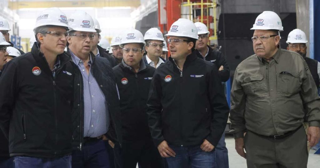 Manolo Jiménez en recorrido por una fábrica