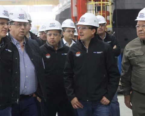 Manolo Jiménez en recorrido por una fábrica