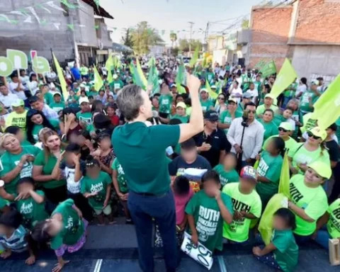 Manuel Velasc en un mitín