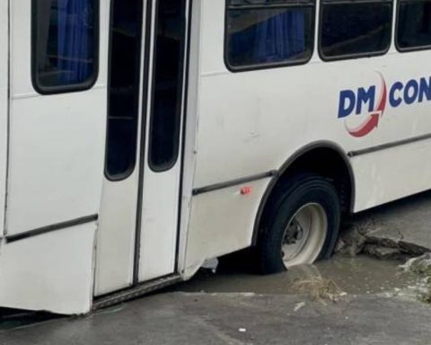 Camión cae a socavón