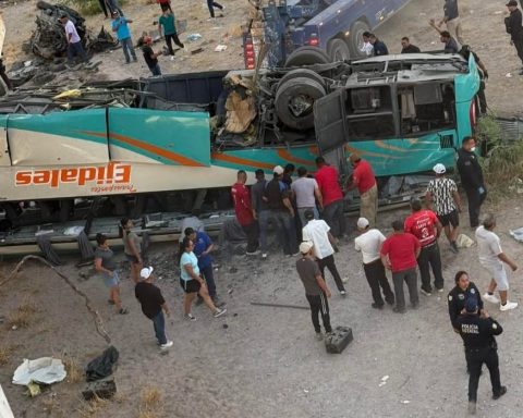 Exigen justicia y cobertura médica para víctimas de autobús que cayó del puente de El Cuije
