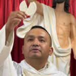Muere madre de sacerdote en choque en carretera a San Antonio; él permanece grave