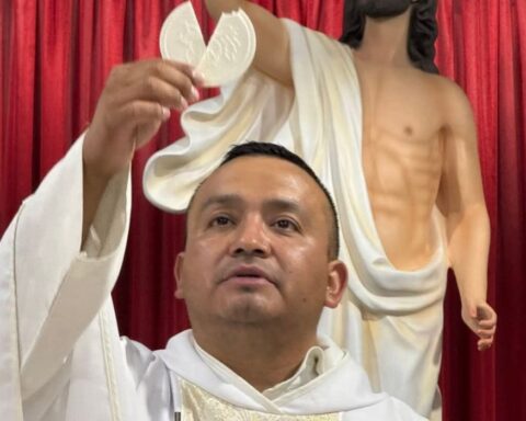 Muere madre de sacerdote en choque en carretera a San Antonio; él permanece grave