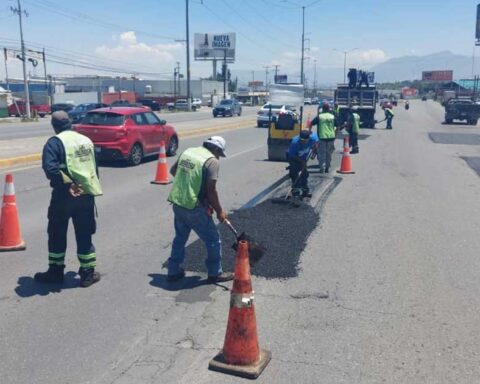 Trabajadores bachean calles de Saltillo.
