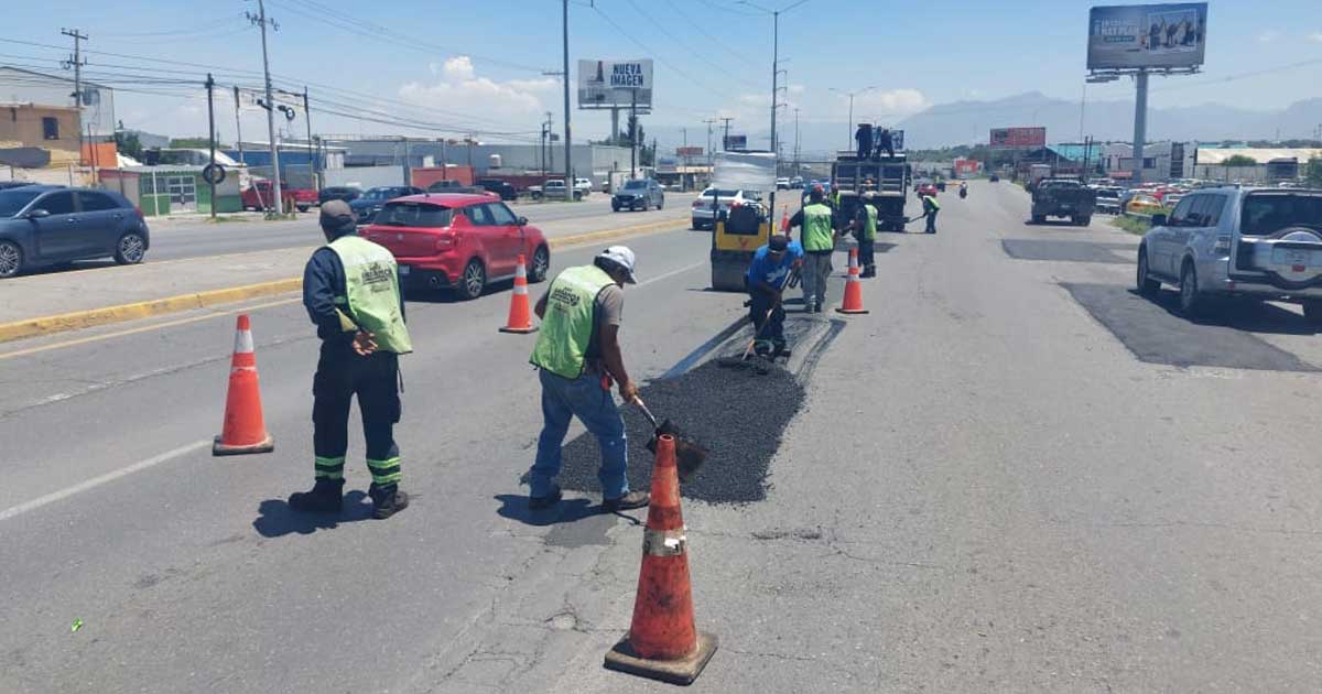 Trabajadores bachean calles de Saltillo.
