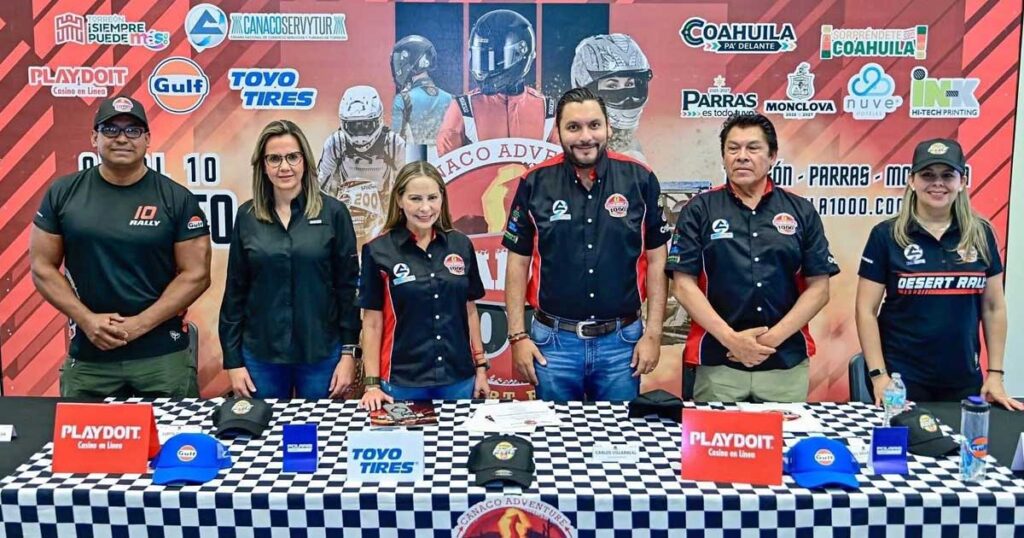 El alcalde de Monclova acompañado de funcionarios.
