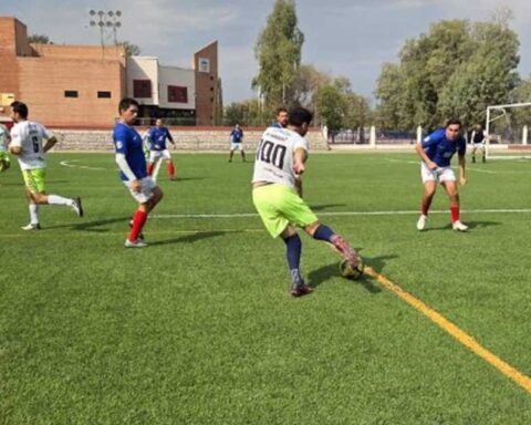 Jugadores de furbol compitiendo en el campo.