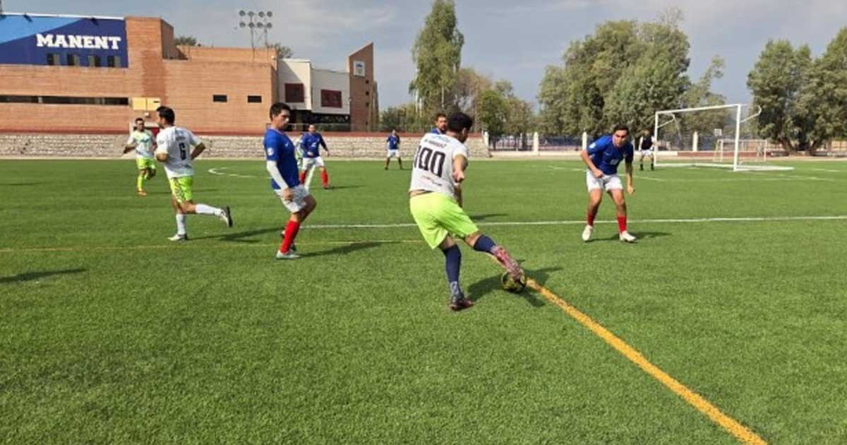 Jugadores de furbol compitiendo en el campo.