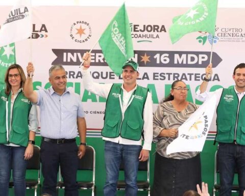 El gobernador Manolo Jiménez dando el banderazo de arranque de obras.