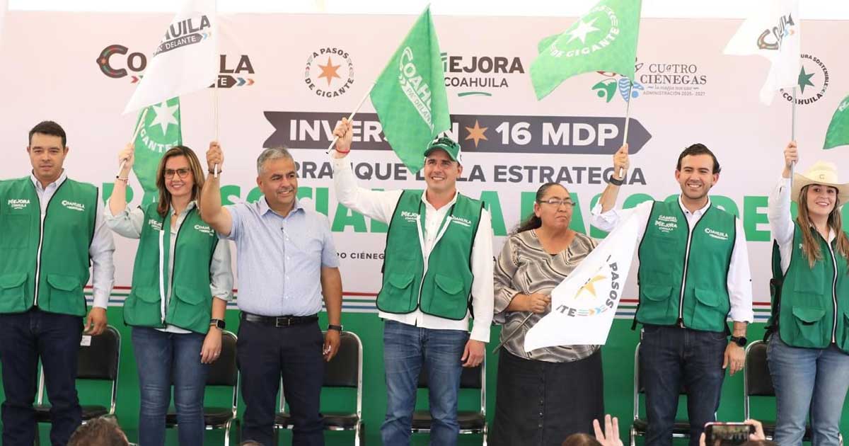 El gobernador Manolo Jiménez dando el banderazo de arranque de obras.
