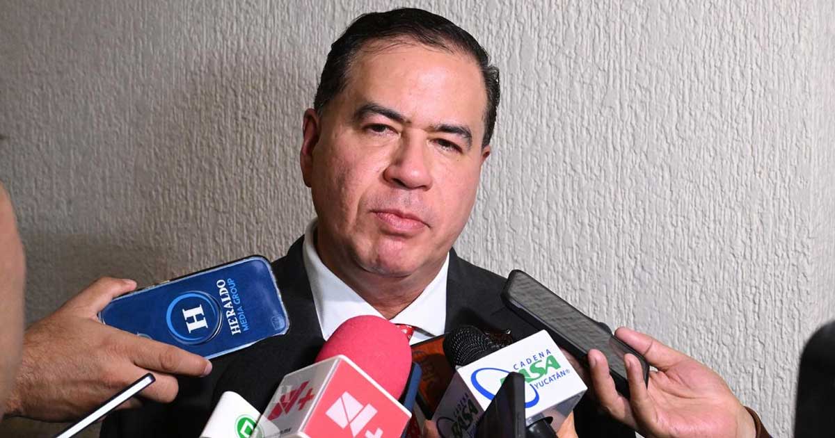 Ricardo Mejía Berdeja en entrevista a medios de comunicación.