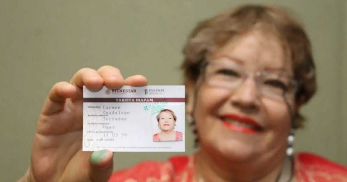 Mujer adulta mayor sosteniendo su credencial del INAPAM.