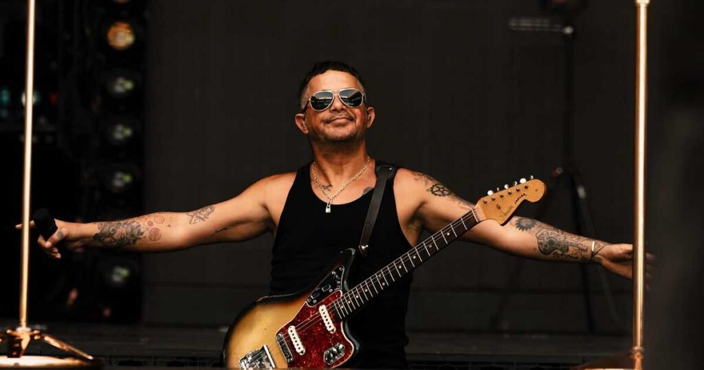 Alejandro Sanz en el escenario con una guitarra.