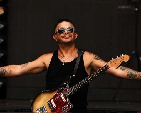 Alejandro Sanz en el escenario con una guitarra.