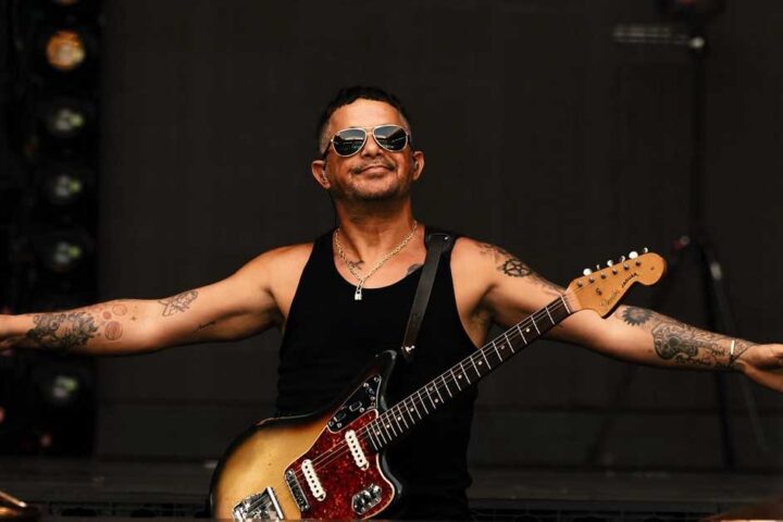 Alejandro Sanz en el escenario con una guitarra.