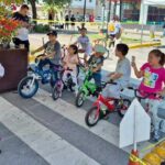 Elementos de vialidad dando instrucciones a niños en bicicletas.