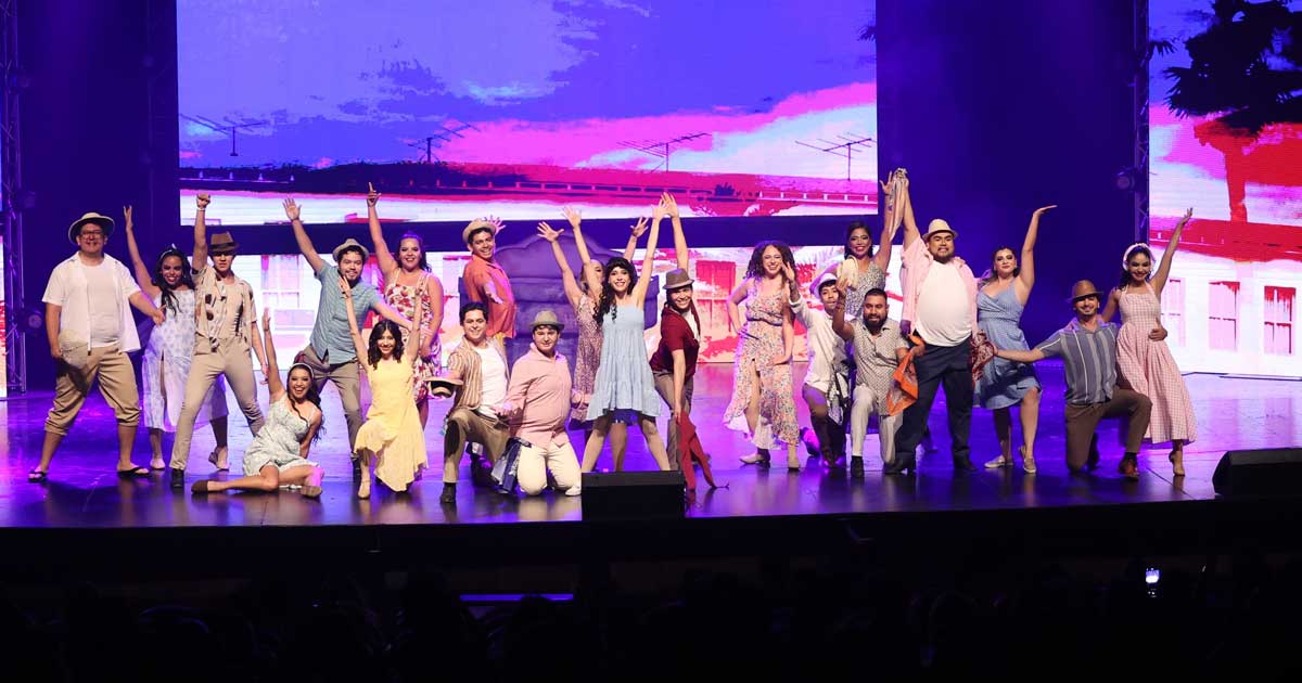 Elenco de una presentación en el Teatro de la Ciudad, en Saltillo.