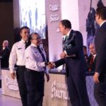 Foto: Manolo Jiménez entrega la Presea Saltillo.