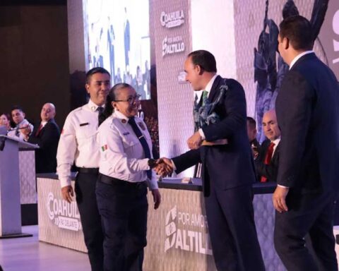 Foto: Manolo Jiménez entrega la Presea Saltillo.
