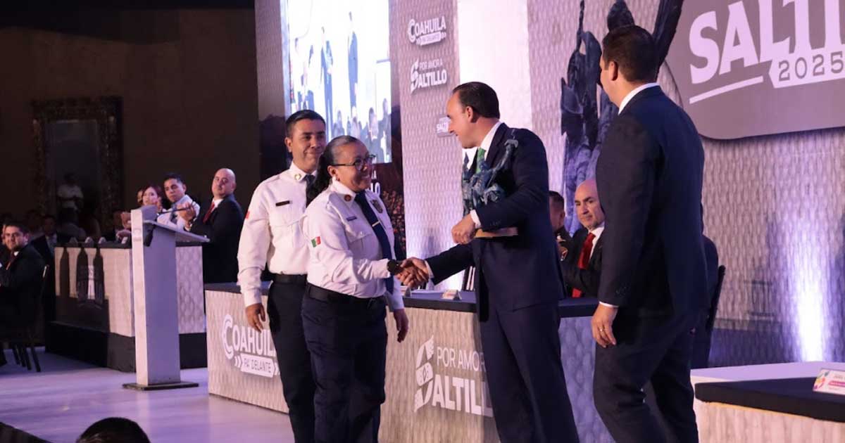 Foto: Manolo Jiménez entrega la Presea Saltillo.
