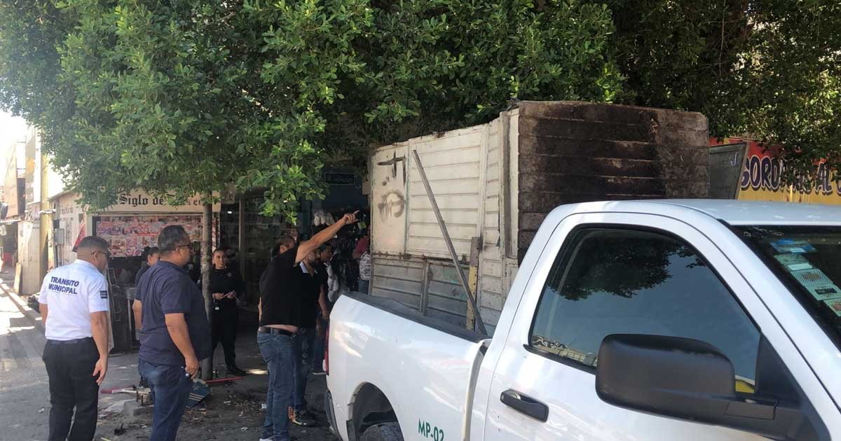 Personal del ayuntamiento subiendo el puesto semifijo a una camioneta.