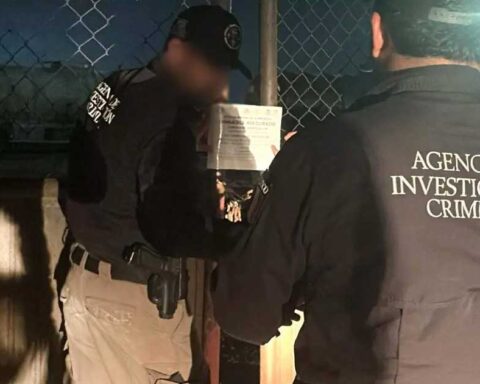 Dos agentes asegurando el lugar.