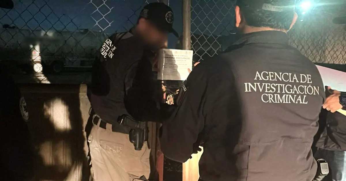 Dos agentes asegurando el lugar.