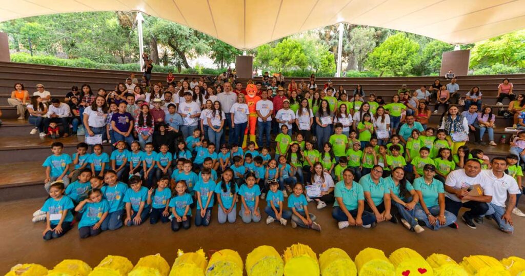 Grupo de niños del curso de verano del DIF Saltillo.
