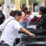 Mujeres revisando los tinacos entregados.