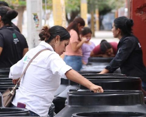 Mujeres revisando los tinacos entregados.