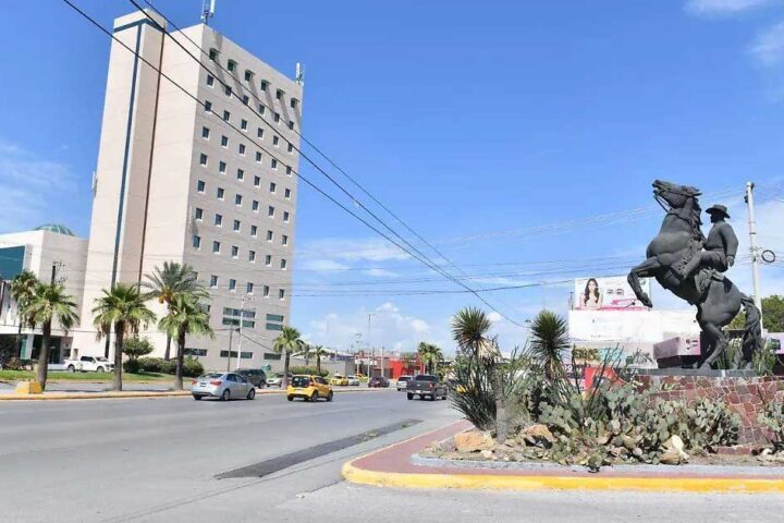 Estatua Ecuestre del General Raúl Madero en Torreón.