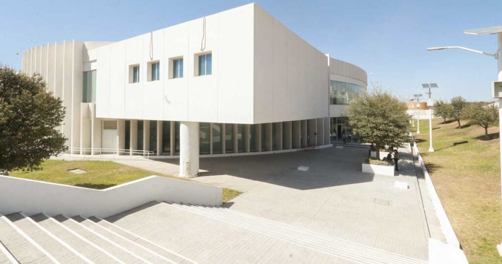 Fachada de la Infoteca de CU en el campus Arteaga.