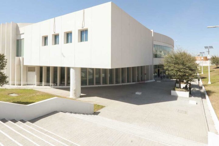 Fachada de la Infoteca de CU en el campus Arteaga.