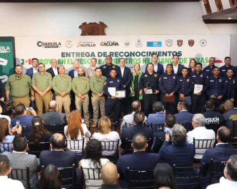 Grupo de brigadistas recibiendo reconocimientos del gobernador de Coahuila.