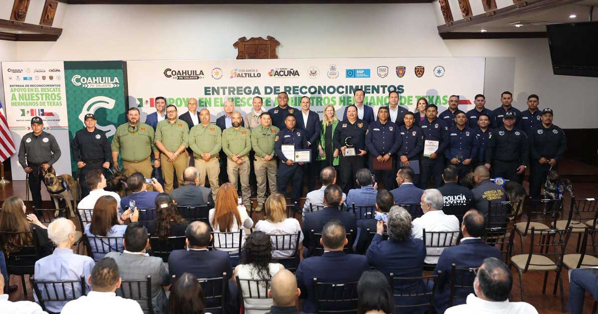 Grupo de brigadistas recibiendo reconocimientos del gobernador de Coahuila.