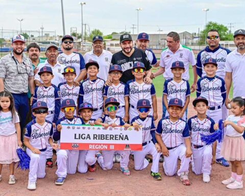Equipo de niños de la Liga Ribereña en el campo de beisbol.