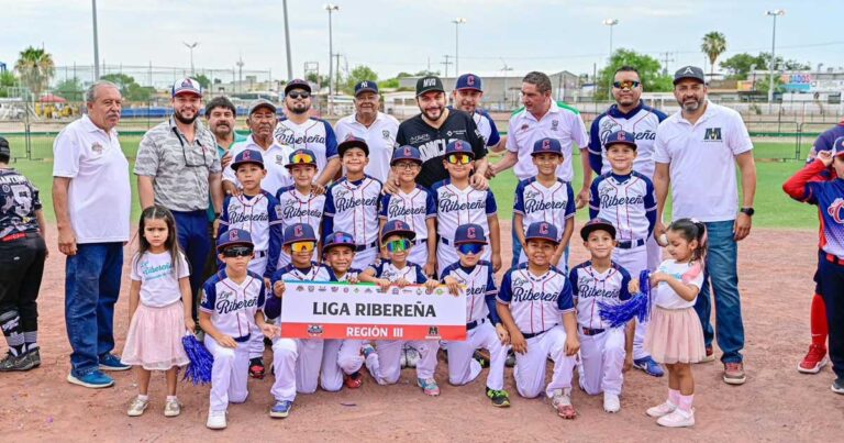 Equipo de niños de la Liga Ribereña en el campo de beisbol.