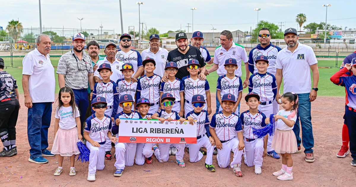 Equipo de niños de la Liga Ribereña en el campo de beisbol.