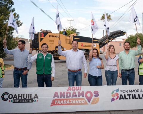 El alcalde Javier Díaz encabezando el banderazo para la obra.