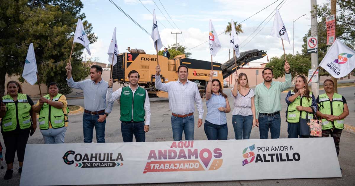 El alcalde Javier Díaz encabezando el banderazo para la obra.