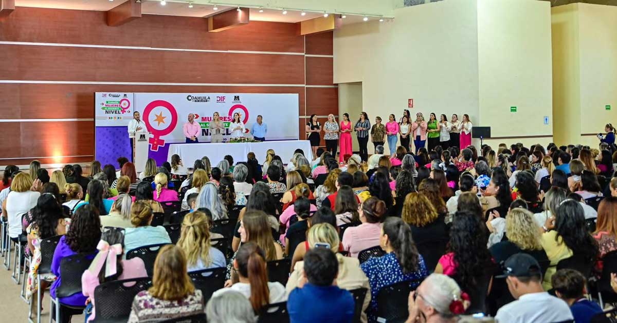 Auditorio lleno con la presentación de Mujeres al Siguiente Nivel