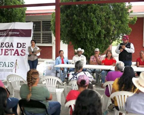 Reunión para entrega de tarjetas.