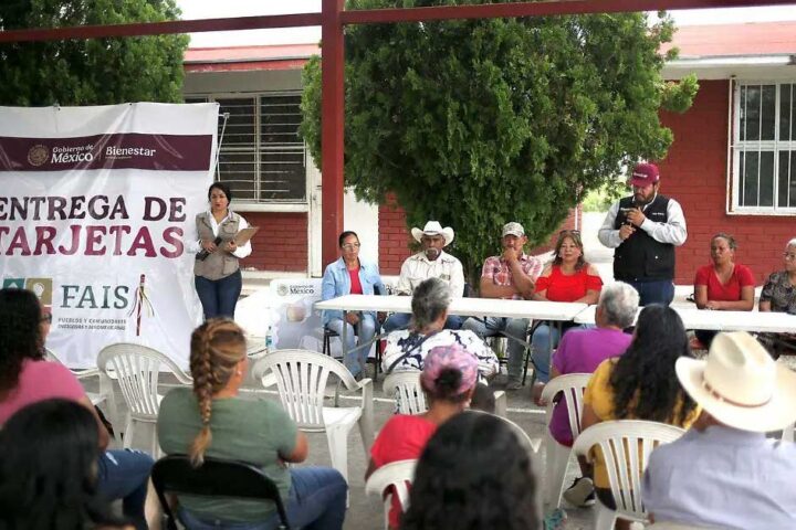 Reunión para entrega de tarjetas.