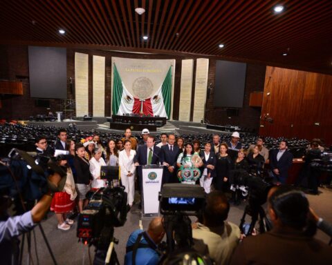 Eruviel Ávila y otros legisladores en la Cámara de Diputados.