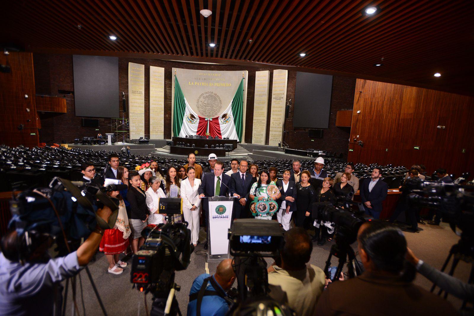 Eruviel Ávila y otros legisladores en la Cámara de Diputados.