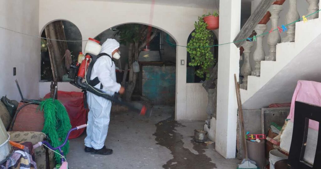 Hombre fumigando una casa en Saltillo.