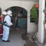 Hombre fumigando una casa en Saltillo.