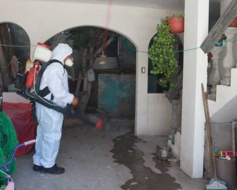Hombre fumigando una casa en Saltillo.