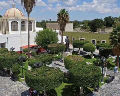 Vista aéreos del parque central y la Iglesia en Parras de la Fuente.